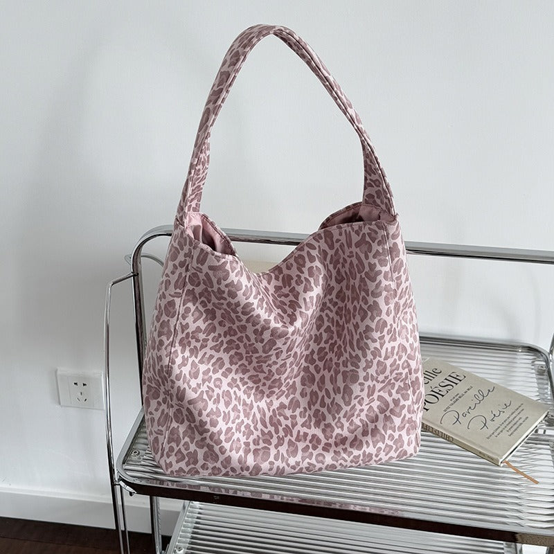 Bella Soft Tote – Mjuk axelväska i mocka & leopard