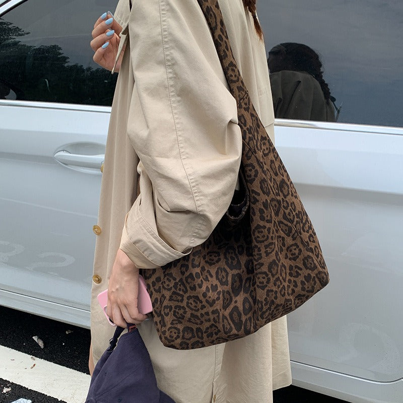 Bella Soft Tote – Mjuk axelväska i mocka & leopard